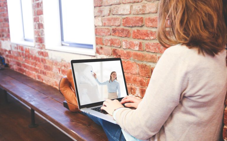 Frau vor Laptop