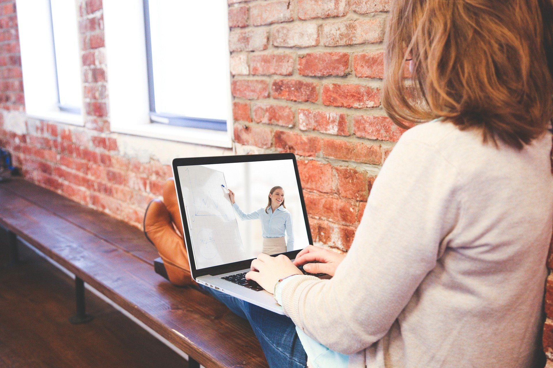 Frau vor Laptop