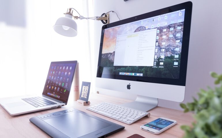 Laptop, Bildschirm, IPad, Handy auf Schreibtisch