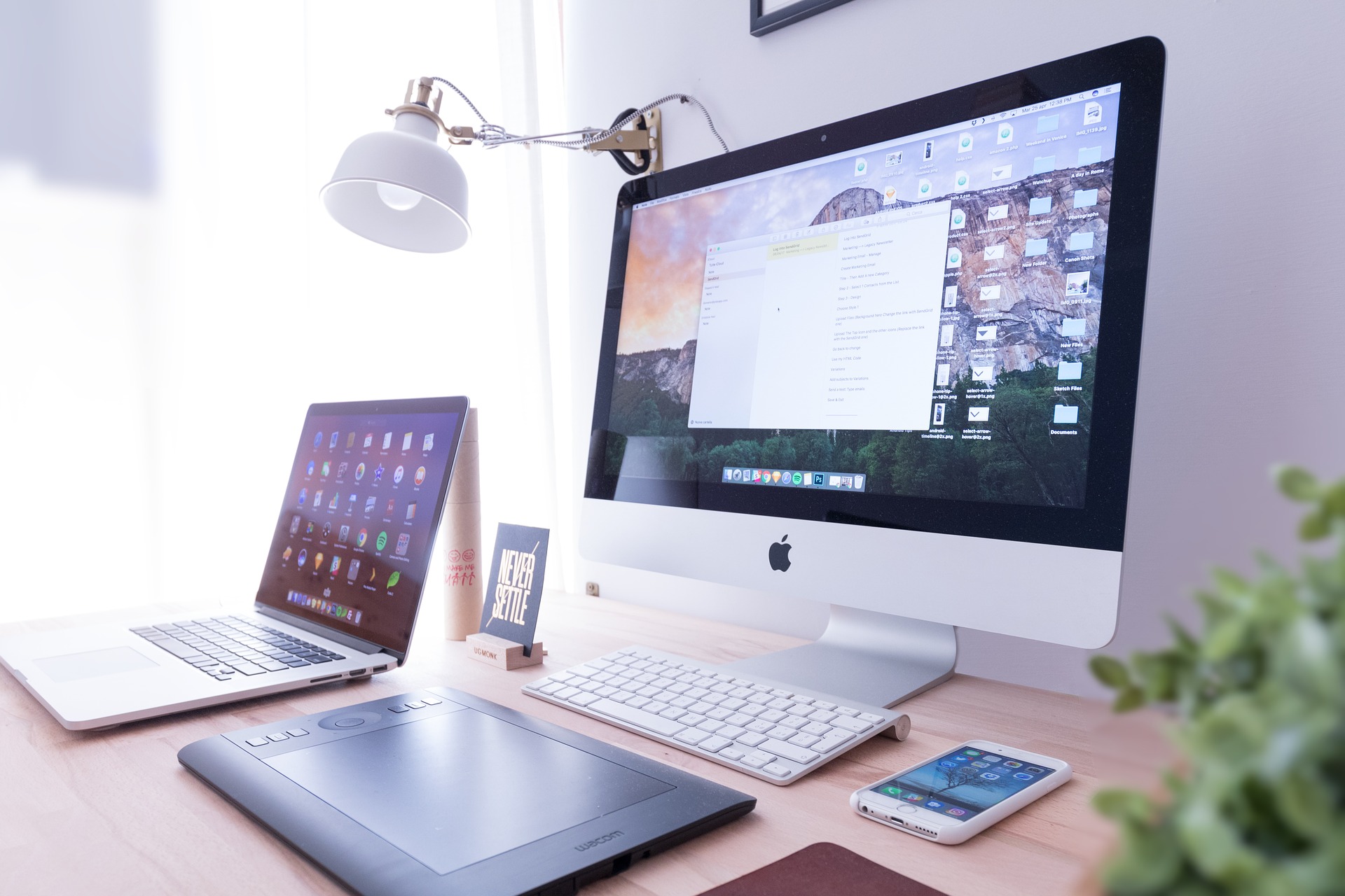 Laptop, Bildschirm, IPad, Handy auf Schreibtisch