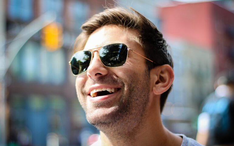 Lachender Mann mit Sonnenbrille