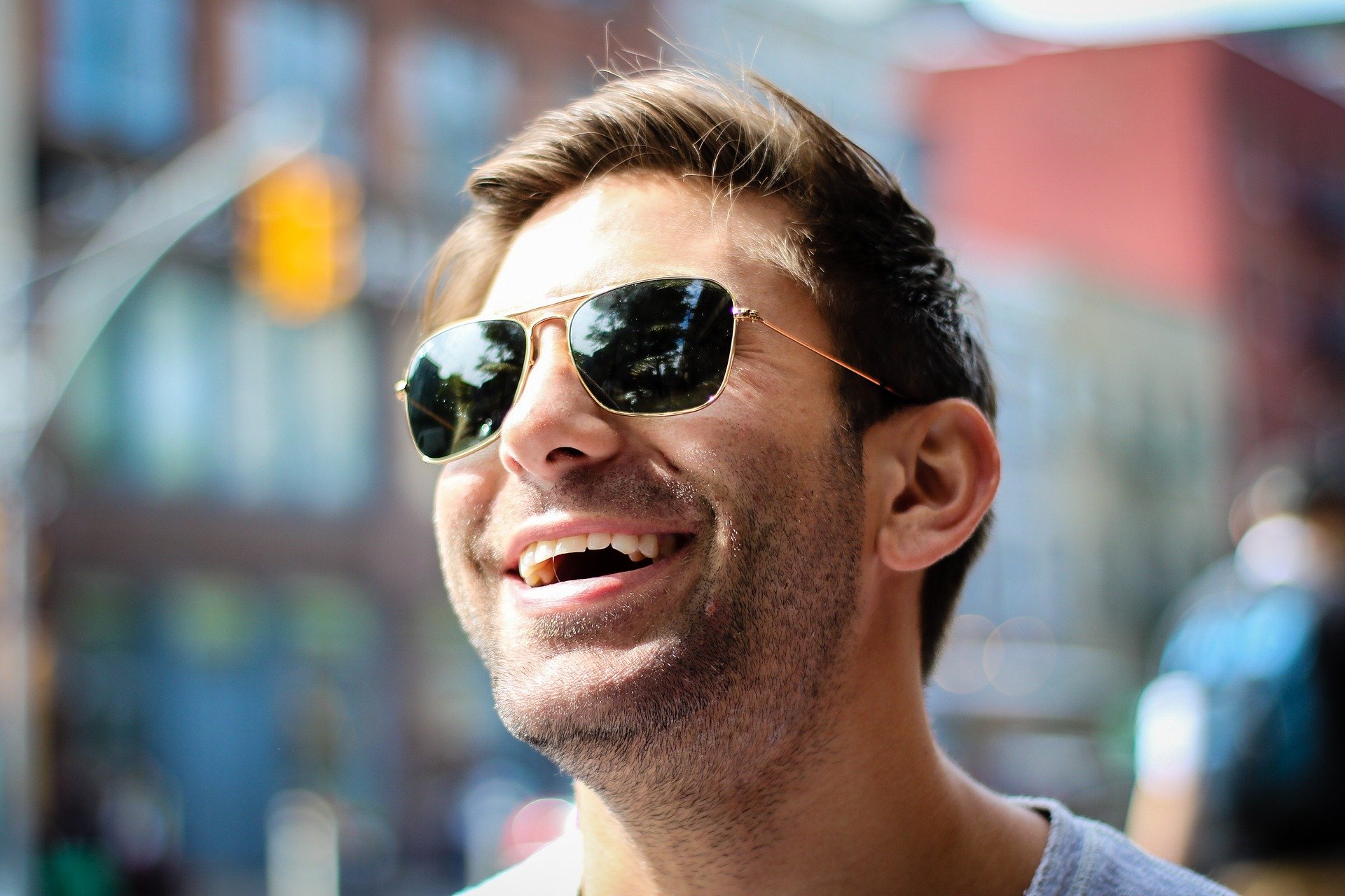 Lachender Mann mit Sonnenbrille
