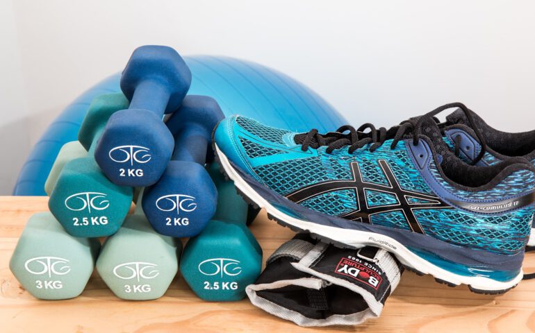Gewichte, Gymnastikball und Turnschuh