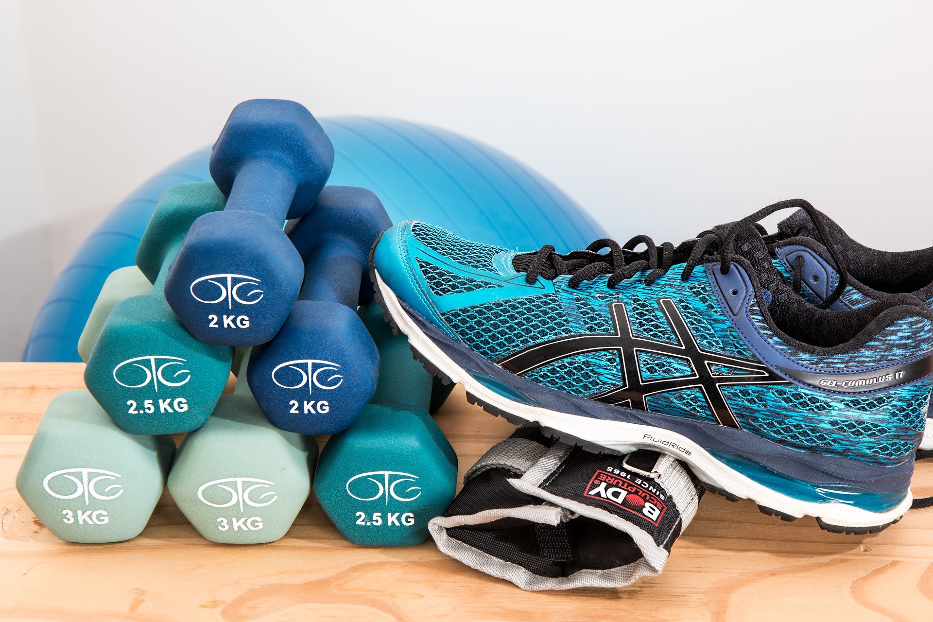 Gewichte, Gymnastikball und Turnschuh