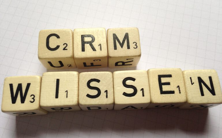 Würfel mit Aufschrift CRM Wissen