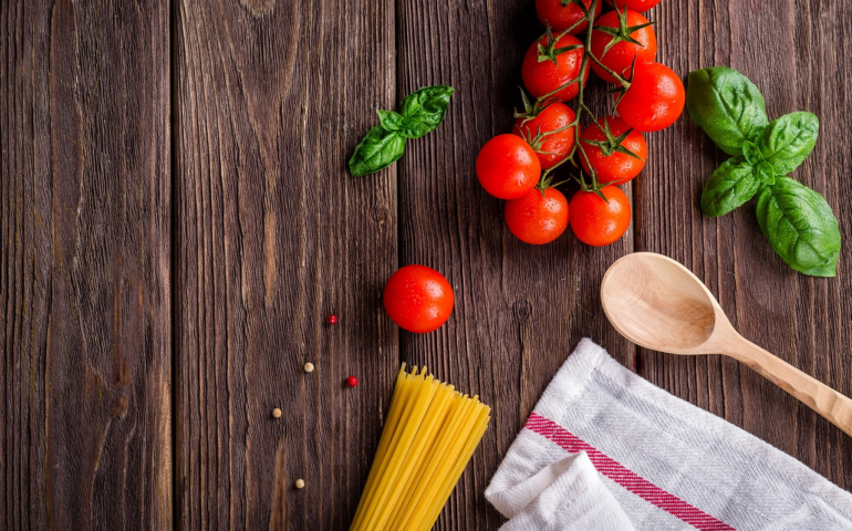 Tomate, Basilikum, Spaghetti, Holzlöffel, Küchentuch