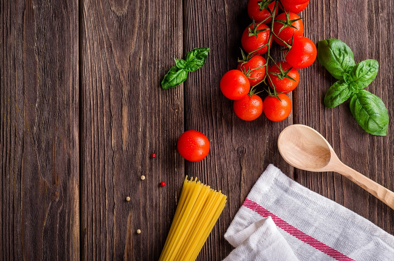 Tomate, Basilikum, Spaghetti, Holzlöffel, Küchentuch