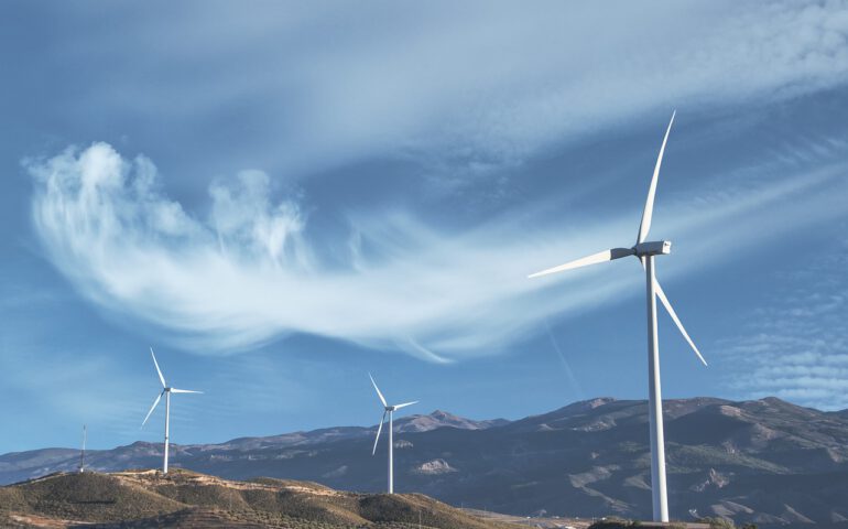 Landschaft mit Windrädern